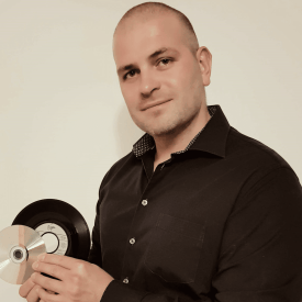 ist für Trainings beim Hörgeräteakustiker im Süden und Osten von Deutschland zuständig. Als Hörakustik-Meister und ambitionierter DJ und Produzent im Bereich Techno und elektronische Musik begeistert er die Herzen von Jung und Alt.